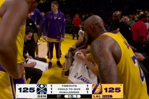 詹教练上线！湖人暂停期间 詹姆斯给队友讲解战术细节