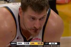 致命切球！里夫斯中路突破攻筐 被约老师“鬼手掏”干净断掉