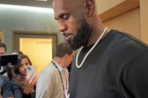 詹姆斯谈鱼跃扑球：我活在当下 我明白每个回合都很重要