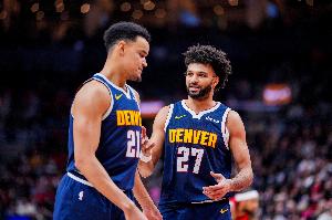 专业背景板！亚历山大、东契奇都是迎着斯潘塞·琼斯完成绝杀