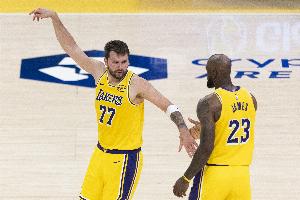 湖人利用掘金15失误得到33分 而掘金利用湖人16失误仅得17分