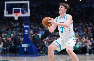 调整能力极强！克尼佩尔第三节6中5&三分4中3轰17分 上半场仅2分