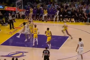 努力追赶！卡梅隆·约翰逊三分命中&布劳恩反击得手 掘金打停湖人