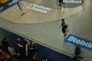 富尼耶遭场边球迷挑衅情绪爆发 屡次冲向后者发泄！双双被驱逐！