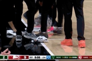 小插曲！雄鹿老鹰比赛场边饮料洒了 多名工作人员一起出动擦地