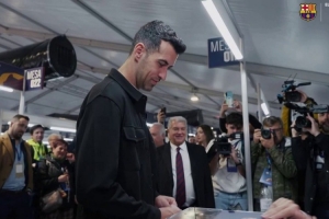 布斯克茨来到现场投票，拉波尔塔与他握手并拥抱