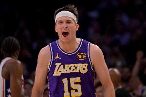 里夫斯：我通常不和篮球说话 要说也是难听话&且是在表现差的时候