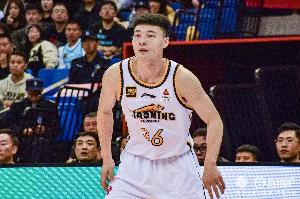 手帝外线很飘逸！鄢手骐半场三分6中3拿9分3板2断 正负值+23！