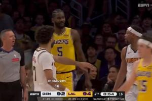 不至于吧！布鲁斯·布朗上篮被艾顿犯规 怒喷：你太TM垃圾了！