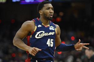 持续稳定输出！米切尔半场10中5&三分5中2拿到12分4助攻