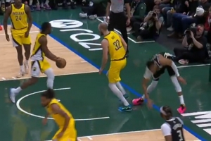 看着挺严重啊！里弗斯：字母哥在一次扣篮后导致左膝过度伸展