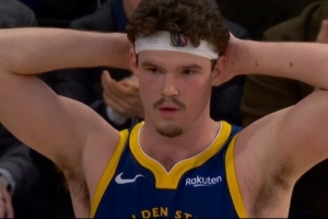 抱头懊恼！最后一攻桑托斯甩传波斯特 但后者脱手失误...