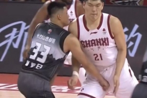 媒体人：曾繁日拳击刘传兴下体是失去理智 职业球员不能砸人饭碗