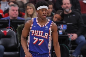 抢板很积极投篮得加强！埃奇库姆半场10中3拿到7分9板3助1帽