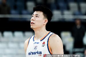 差异明显！上海首节全队三分4投全铁 青岛多点开花6投4中