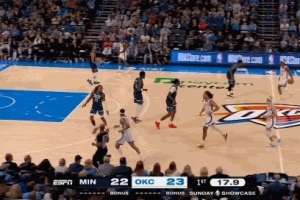 很沮丧！传球给兰德尔被切掉 李凯尔回防过程中甩手摇头