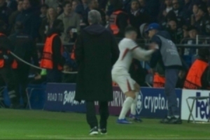 记者：内托因在对巴黎一役推球童被警告，并未受停赛或罚款处罚