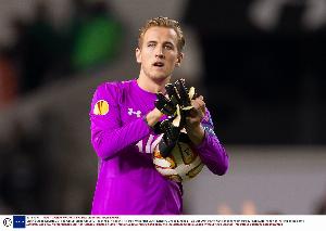 拜仁三名门将全伤！凯恩曾在欧联客串门将，面对任意球黄油手失误