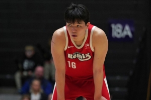 媒体人：对面有足体型中锋 杨瀚森在对抗终结上就受到不小的影响