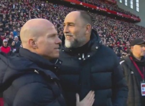 不认识人了？太阳报：图多尔赛前疑似将自家联络官误认为是斯洛特