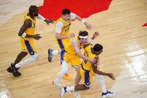 好在对面也一般！湖人替补席仅拿13分 四人出场仅八村塁&拉拉得分