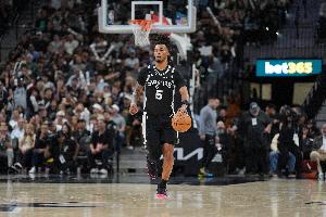 全面型控卫！卡斯尔半场各种攻筐 10中5砍下12分4前场板5助