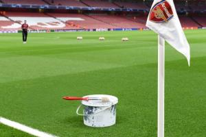 又来整活！勒沃库森官推晒图，改球场划线并在角旗上P阿森纳队徽