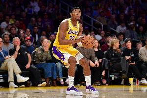 着急了！八村塁篮下拿球 肘开防守被吹进攻犯规