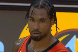 伊森最后时刻边线犹豫发球被断 失误后也未回防&在原地茫然发呆