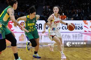 可圈可点！张曼曼半场4中3贡献8分3板4助 三分3中2