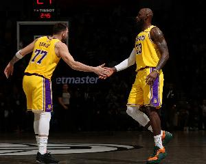 攻防压制！第三节湖人32-23净胜火箭9分 三节打完反超3分