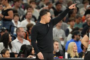 米奇·约翰逊：我们的球员真的在用心理解进攻细节和微妙之处