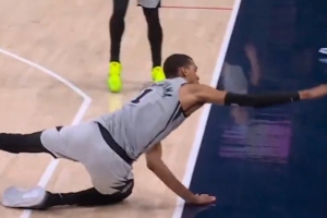 真拼啊！文班从罚球线内飞扑到边线试图完成救球 摔到观众席