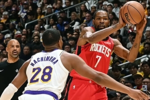 杨毅：火箭作为强队没什么战术 一个人打四个人看&没空切没掩护