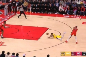 湖记谈斯玛特受伤仍然飞身扑球：他是这支球队的文化塑造者