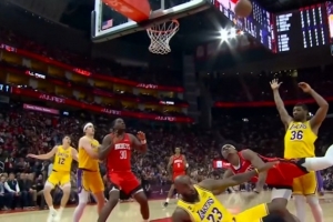 有往前上迎趋势！阿门冲筐造成詹姆斯阻挡犯规 湖人挑战失败