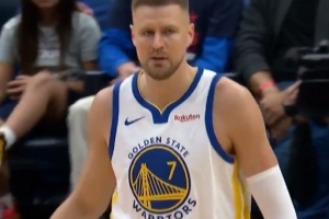 状态保持不错！波尔津吉斯复出替补上场 弧顶三分张手就有！