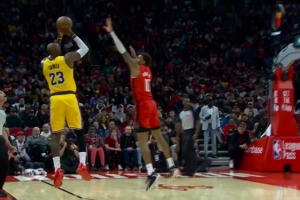 挺身而出！詹姆斯内外开花连续拿分 帮助湖人止住颓势