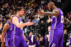 太稳！湖人关键时刻19胜6负高居联盟第一 火箭18胜19负排第16