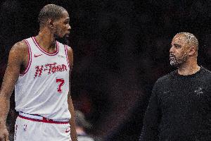 被夹麻了！杜兰特下半场出现6次失误 仅1个运动战进球