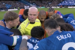 被蓝军包围！本特：蒂尔尼你倒是出去啊，他在那笑肯定是喜欢这样