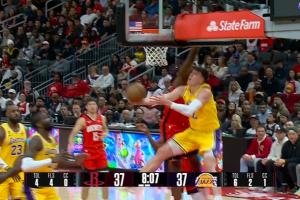 拉拉维亚篮下拉杆被筐帽 火箭挑战 裁判认定有身体接触 挑战失败