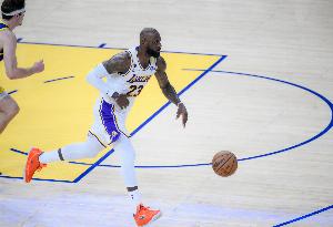 彻底杀死悬念！里夫斯断火箭发球快下助攻詹姆斯双手暴扣