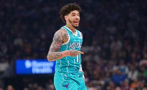 主攻手！拉梅洛·鲍尔13中5砍半场最高16分外加3板4助