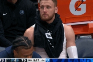 手感不好怪装备差？迪文岑佐8中0&下场怒撕球衣 坐替补席没球衣穿