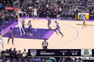 花了！文班篮下翻身轻松左手上篮 马刺次节3分钟已经得分50+