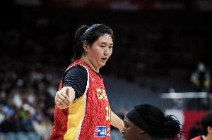 媒体人：张子宇论身高在女篮领域独一档 但其他方面还欠缺很多