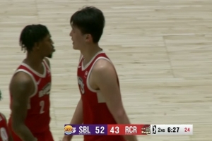 动作不太规范~杨瀚森用屁股挡人被吹掩护犯规 随后挡人再吃犯规