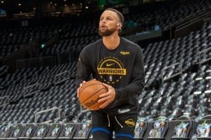 好久不见！勇士官方晒库里赛前球场热身投篮照 月底可能复出？