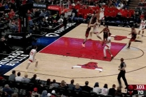 罚球线一步起跳！马穆反击中接球超远滑翔暴扣！